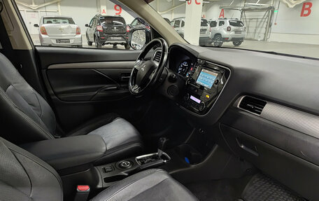 Mitsubishi Outlander III рестайлинг 3, 2015 год, 1 580 000 рублей, 13 фотография