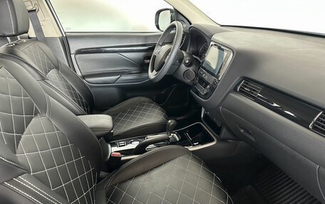 Mitsubishi Outlander III рестайлинг 3, 2022 год, 2 270 000 рублей, 11 фотография