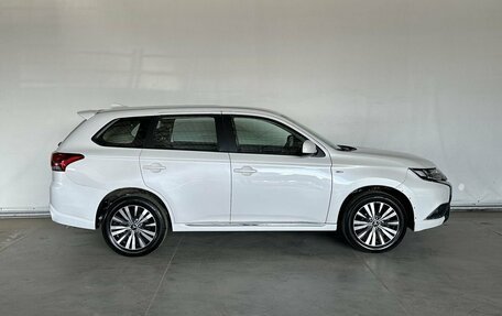 Mitsubishi Outlander III рестайлинг 3, 2022 год, 2 270 000 рублей, 8 фотография