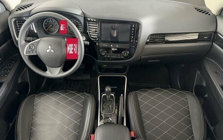 Mitsubishi Outlander III рестайлинг 3, 2022 год, 2 270 000 рублей, 9 фотография