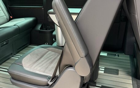 Volkswagen Multivan T6 рестайлинг, 2021 год, 8 700 000 рублей, 28 фотография