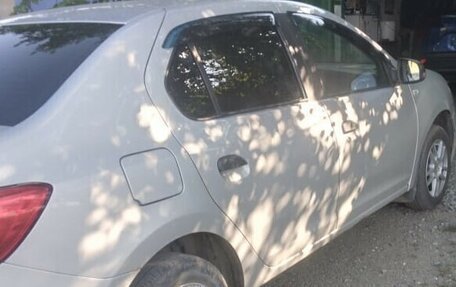Renault Logan II, 2017 год, 1 000 000 рублей, 2 фотография