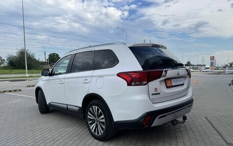 Mitsubishi Outlander III рестайлинг 3, 2019 год, 2 090 000 рублей, 15 фотография