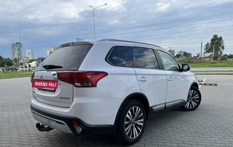 Mitsubishi Outlander III рестайлинг 3, 2019 год, 2 090 000 рублей, 16 фотография