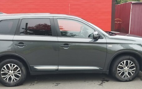 Mitsubishi Outlander III рестайлинг 3, 2017 год, 1 850 000 рублей, 4 фотография