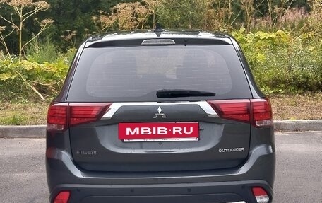 Mitsubishi Outlander III рестайлинг 3, 2017 год, 1 850 000 рублей, 2 фотография