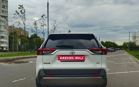Toyota RAV4, 2021 год, 3 150 000 рублей, 4 фотография