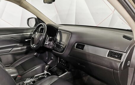 Mitsubishi Outlander III рестайлинг 3, 2019 год, 2 015 150 рублей, 12 фотография