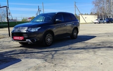 Mitsubishi Outlander III рестайлинг 3, 2014 год, 1 500 000 рублей, 2 фотография