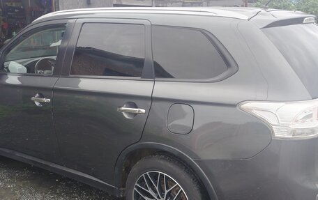 Mitsubishi Outlander III рестайлинг 3, 2014 год, 1 500 000 рублей, 10 фотография