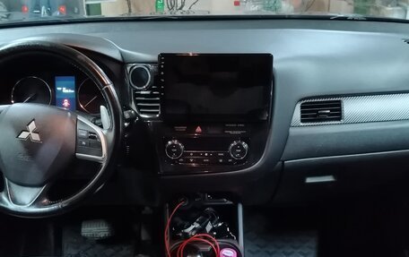 Mitsubishi Outlander III рестайлинг 3, 2014 год, 1 500 000 рублей, 16 фотография