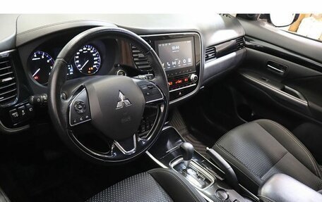 Mitsubishi Outlander III рестайлинг 3, 2021 год, 2 249 000 рублей, 6 фотография