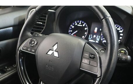 Mitsubishi Outlander III рестайлинг 3, 2021 год, 2 249 000 рублей, 8 фотография
