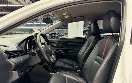 Toyota Yaris XP150 рестайлинг, 2022 год, 979 040 рублей, 13 фотография