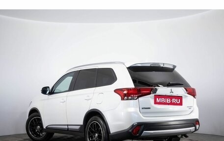 Mitsubishi Outlander III рестайлинг 3, 2015 год, 1 899 000 рублей, 6 фотография