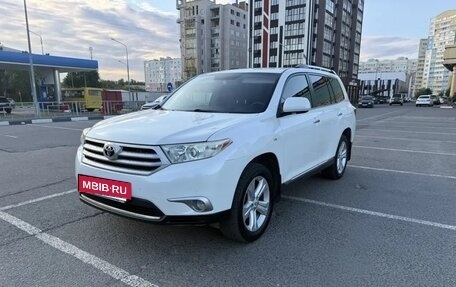 Toyota Highlander III, 2012 год, 1 899 000 рублей, 2 фотография