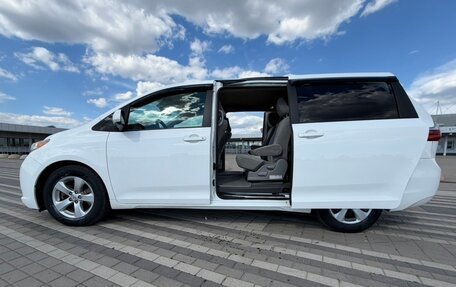 Toyota Sienna III, 2017 год, 2 950 000 рублей, 5 фотография