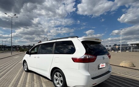Toyota Sienna III, 2017 год, 2 950 000 рублей, 4 фотография