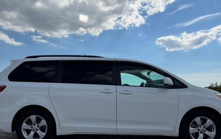 Toyota Sienna III, 2017 год, 2 950 000 рублей, 2 фотография