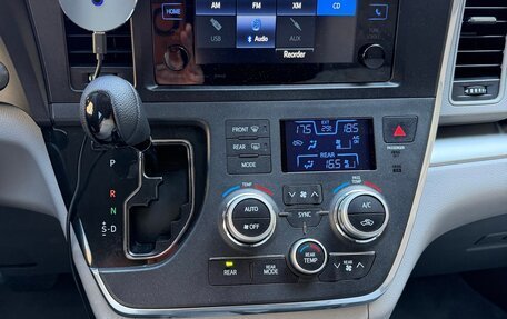 Toyota Sienna III, 2017 год, 2 950 000 рублей, 19 фотография