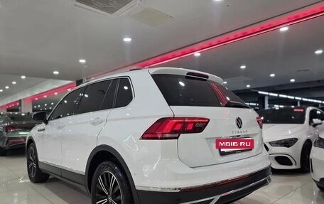 Volkswagen Tiguan II, 2022 год, 3 990 000 рублей, 6 фотография