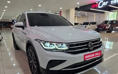 Volkswagen Tiguan II, 2022 год, 3 990 000 рублей, 3 фотография