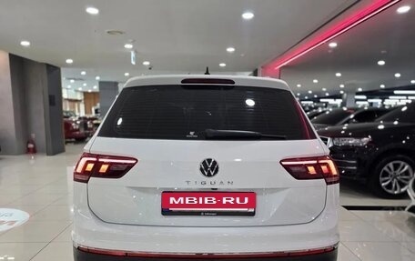 Volkswagen Tiguan II, 2022 год, 3 990 000 рублей, 5 фотография