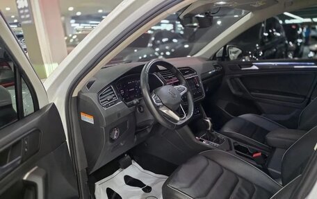 Volkswagen Tiguan II, 2022 год, 3 990 000 рублей, 10 фотография