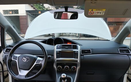 Toyota Verso I, 2013 год, 1 700 000 рублей, 18 фотография