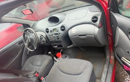 Toyota Yaris I рестайлинг, 2002 год, 210 000 рублей, 2 фотография