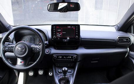 Toyota Yaris, 2021 год, 4 500 000 рублей, 10 фотография