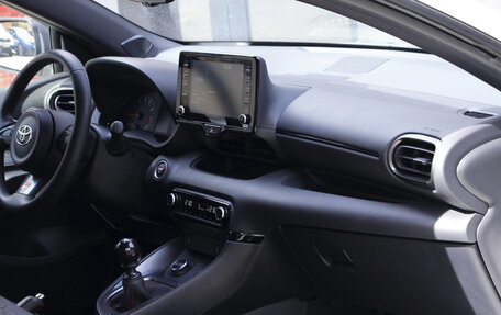 Toyota Yaris, 2021 год, 4 500 000 рублей, 7 фотография