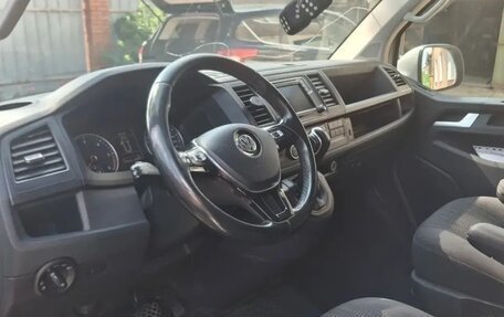 Volkswagen Caravelle T6 рестайлинг, 2017 год, 2 200 000 рублей, 6 фотография
