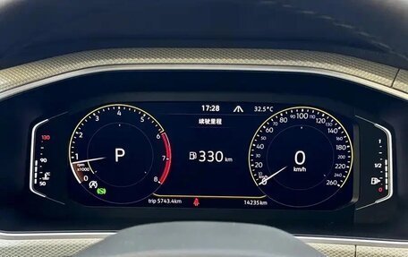 Volkswagen T-Roc I, 2023 год, 1 730 000 рублей, 2 фотография
