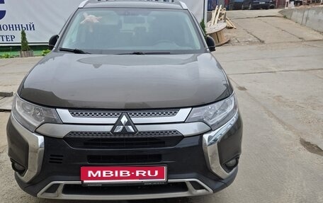 Mitsubishi Outlander III рестайлинг 3, 2019 год, 1 973 000 рублей, 1 фотография