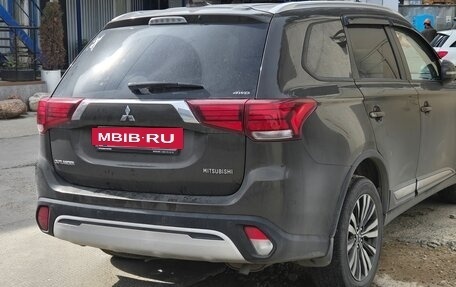 Mitsubishi Outlander III рестайлинг 3, 2019 год, 1 973 000 рублей, 2 фотография