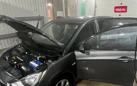 Hyundai Solaris II рестайлинг, 2011 год, 660 000 рублей, 1 фотография