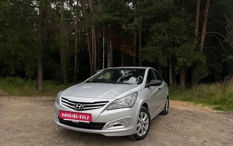 Hyundai Solaris II рестайлинг, 2015 год, 730 000 рублей, 2 фотография