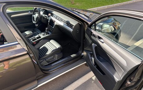 Volkswagen Passat B8 рестайлинг, 2017 год, 2 400 000 рублей, 23 фотография