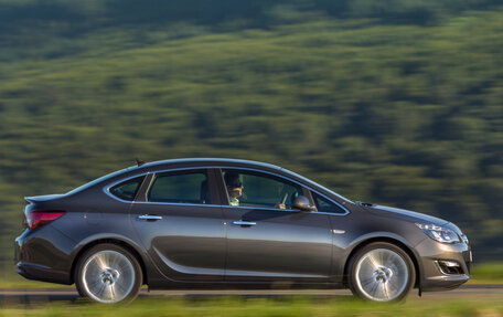 Opel Astra J, 2013 год, 650 000 рублей, 2 фотография