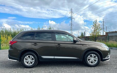 Mitsubishi Outlander III рестайлинг 3, 2018 год, 1 896 000 рублей, 6 фотография