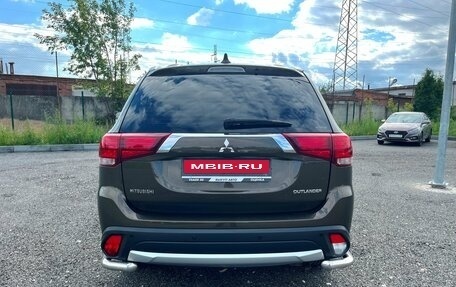 Mitsubishi Outlander III рестайлинг 3, 2018 год, 1 896 000 рублей, 4 фотография