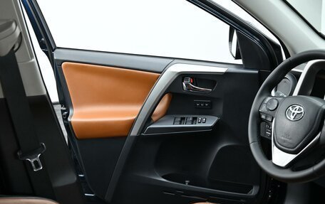 Toyota RAV4, 2018 год, 2 365 000 рублей, 13 фотография