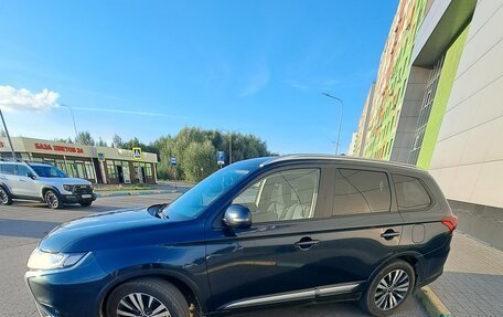 Mitsubishi Outlander III рестайлинг 3, 2019 год, 1 890 000 рублей, 2 фотография
