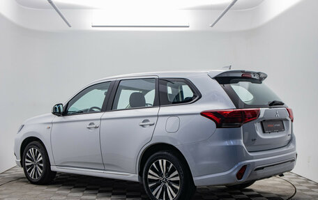 Mitsubishi Outlander III рестайлинг 3, 2022 год, 2 385 000 рублей, 3 фотография