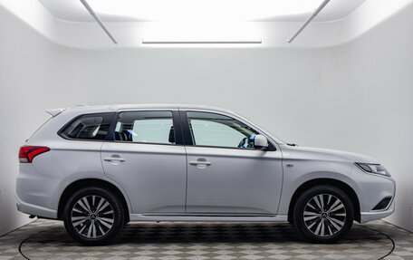 Mitsubishi Outlander III рестайлинг 3, 2022 год, 2 385 000 рублей, 6 фотография