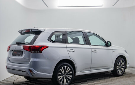 Mitsubishi Outlander III рестайлинг 3, 2022 год, 2 385 000 рублей, 5 фотография