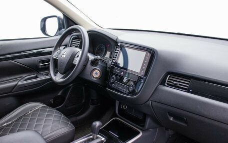 Mitsubishi Outlander III рестайлинг 3, 2022 год, 2 385 000 рублей, 10 фотография