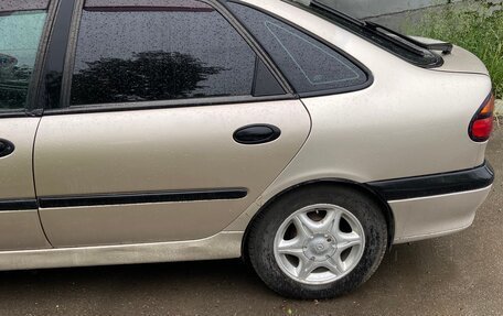 Renault Laguna II, 1999 год, 100 000 рублей, 24 фотография