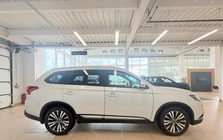 Mitsubishi Outlander III рестайлинг 3, 2021 год, 2 999 000 рублей, 7 фотография